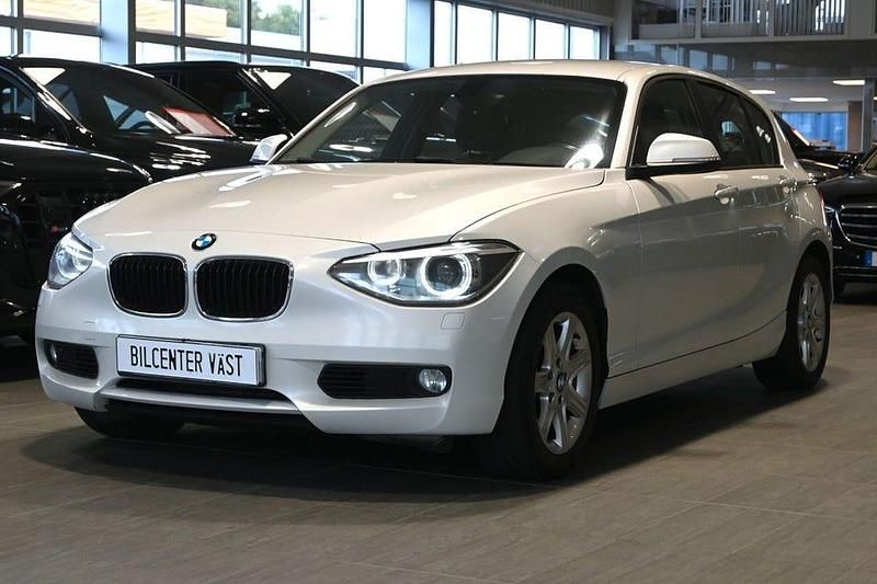 Vit Begagnad 2013 BMW 120 Halvkombi | 124 000 kr (Marknadspris) - Bild 1/4