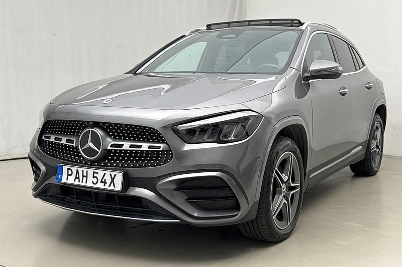 Mörkgrå Begagnad 2024 Mercedes GLA250 AMG SUV | 439 800 kr - Bild 1/4