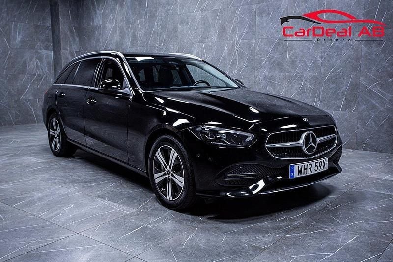 Svart Begagnad 2022 Mercedes C300e Avantgarde Kombi | 353 800 kr (Superpris) - Bild 1/4