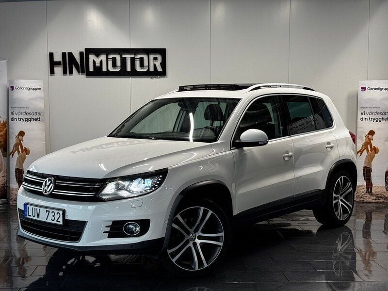 Vit Begagnad 2011 VW Tiguan Sportline SUV | 124 900 kr (Marknadspris) - Bild 1/4