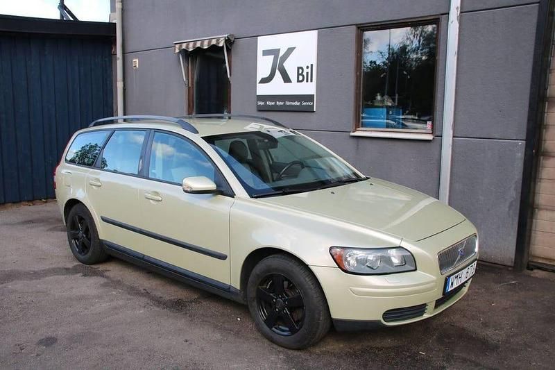 Grå (grön) Begagnad 2005 Volvo V50 Kombi | 14 999 kr (Superpris) - Bild 1/4