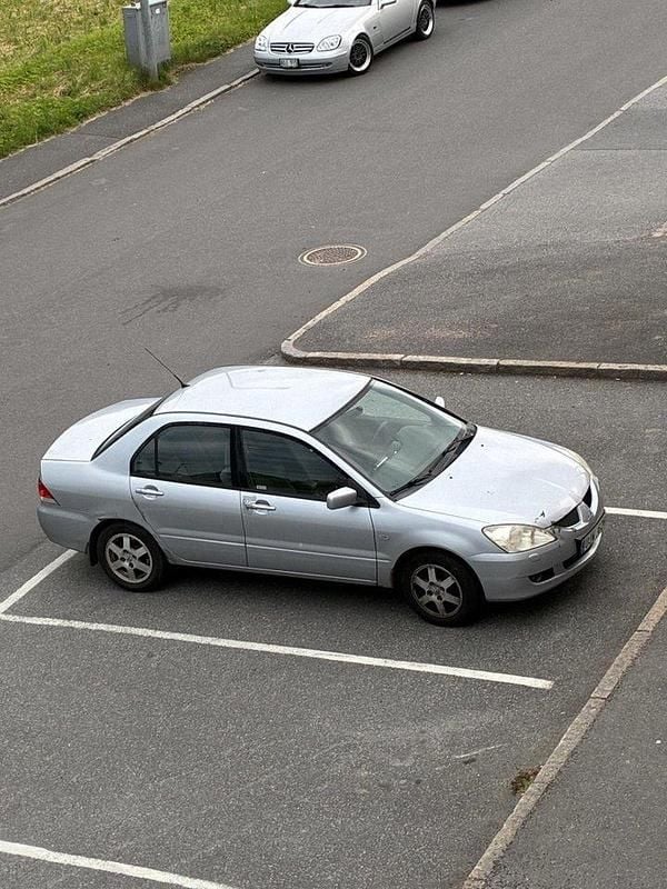 Silver Begagnad 2004 Mitsubishi Lancer Sedan | 18 900 kr (Marknadspris) - Bild 1/4