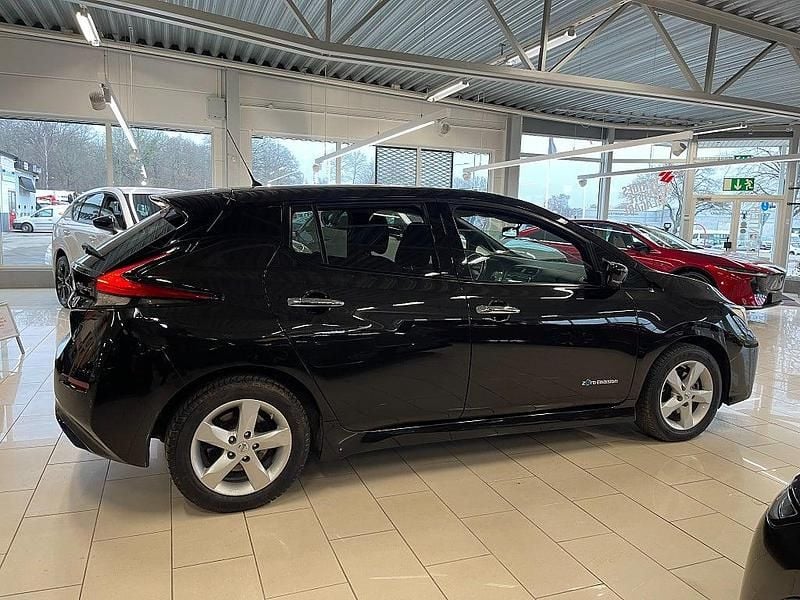 Begagnad Nissan Leaf 110 kW (150 HK) 2018 Svart Halvkombi