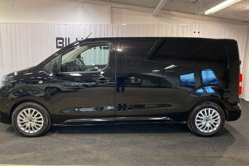 Begagnad Peugeot e-Expert 100 kW (136 HK) 2024 Svart Van