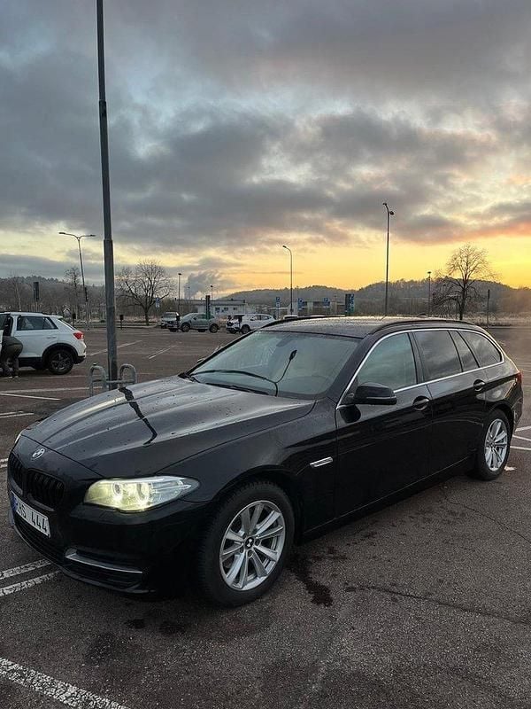 Svart Begagnad 2014 BMW 520 Kombi | 135 000 kr (Marknadspris) - Bild 1/4