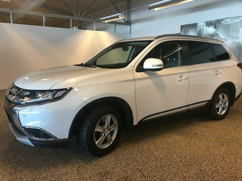 Begagnad Mitsubishi Outlander 150 HK (110 kW) 2017 Vit SUV