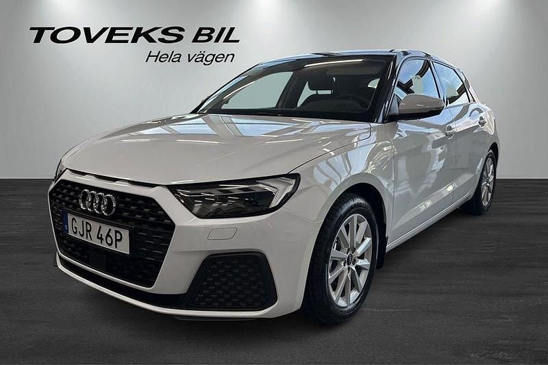 Glaciärvit metallic manhattangrå metallic Begagnad 2025 Audi A1 Sportback Proline Halvkombi | 239 500 kr (Marknadspris) - Bild 1/4