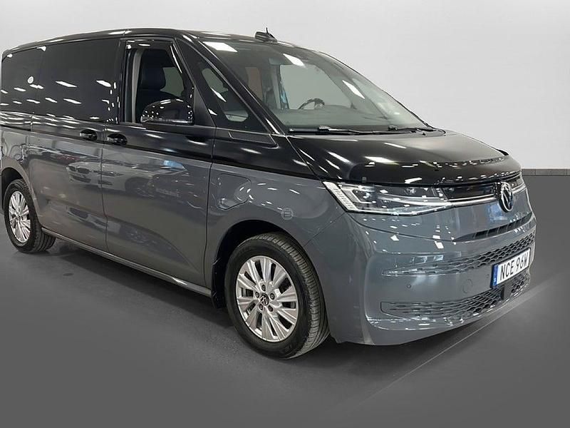 Begagnad VW Multivan Life 218 HK (160 kW) 2023 Grå Van