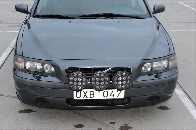 Grå Begagnad 2004 Volvo S60 Sedan | 32 000 kr (Marknadspris) - Bild 1/4