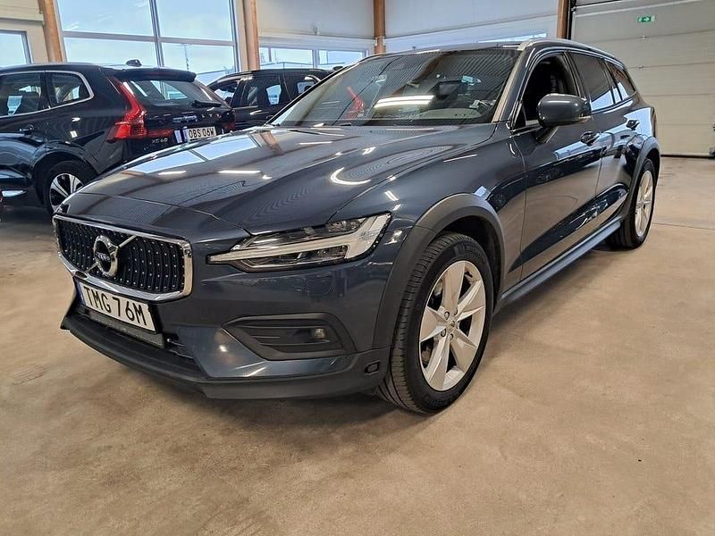 Mblå Begagnad 2021 Volvo V60 CC Kombi | 299 000 kr (Marknadspris) - Bild 1/4