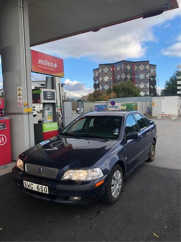 Blå Begagnad 2001 Volvo S40 Sedan | 20 000 kr (Marknadspris) - Bild 1/4
