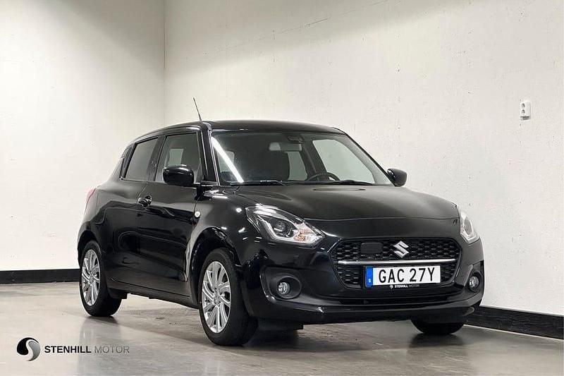 Svart (svart metallic) Begagnad 2022 Suzuki Swift Halvkombi | 139 900 kr (Superpris) - Bild 1/4