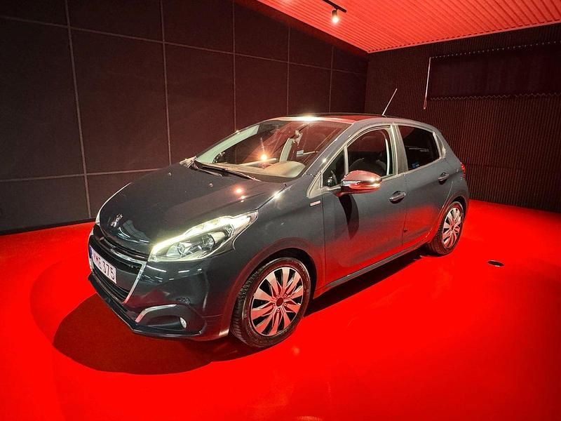 Mörkgrå Begagnad 2017 Peugeot 208 Style Halvkombi | 89 900 kr (Marknadspris) - Bild 1/4