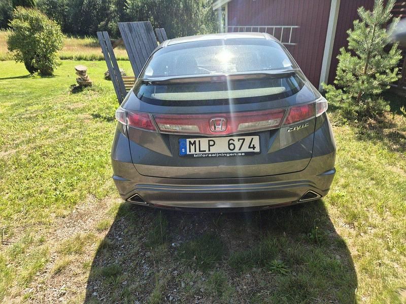 Grå Begagnad 2011 Honda Civic Halvkombi | 33 000 kr (Superpris) - Bild 1/4