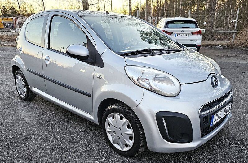 Silver Begagnad 2012 Citroën C1 Halvkombi | 32 900 kr (Marknadspris) - Bild 1/4
