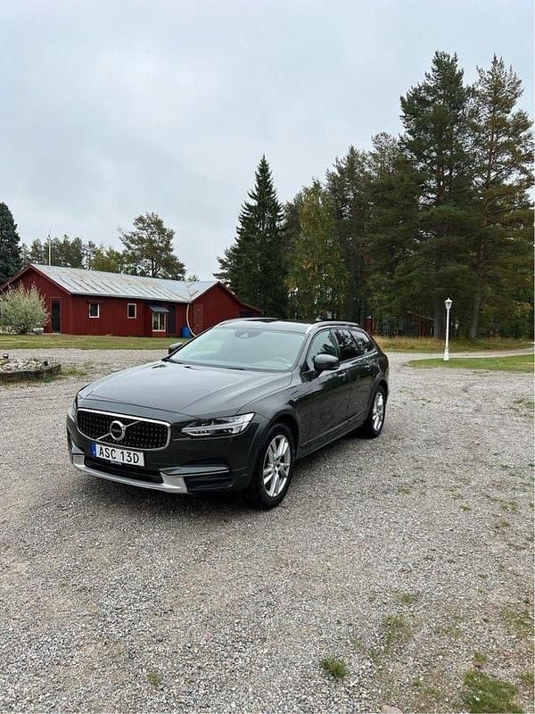 Grå Begagnad 2019 Volvo V90 CC Momentum Kombi | 290 000 kr (Marknadspris) - Bild 1/4