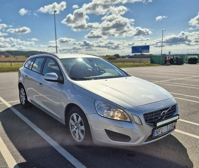 Grå Begagnad 2013 Volvo V60 Kombi | 64 900 kr (Superpris) - Bild 1/4