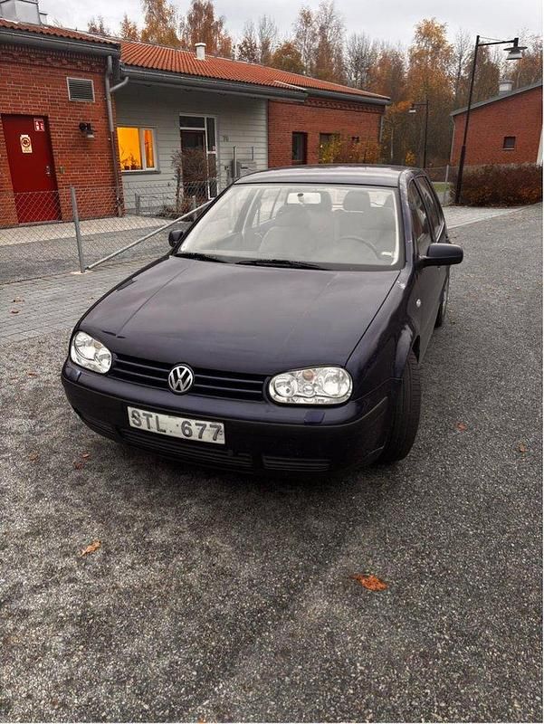 Blå Begagnad 2002 VW Golf IV Basis Halvkombi | 6 500 kr (Superpris) - Bild 1/2
