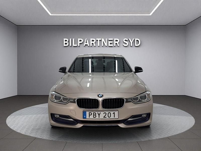 Silver Begagnad 2015 BMW 318 Performance Sedan | 159 900 kr (Marknadspris) - Bild 1/4