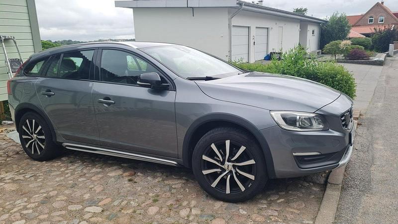 Grå Begagnad 2016 Volvo V60 CC Summum Kombi | 125 000 kr (Bra pris) - Bild 1/2