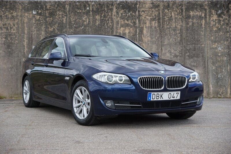 Blå Begagnad 2011 BMW 520 Kombi | 94 900 kr (Marknadspris) - Bild 1/4