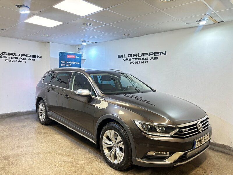 Mörkbrun (brun) Begagnad 2017 VW Passat Alltrack SE Kombi | 164 900 kr (Marknadspris) - Bild 1/4