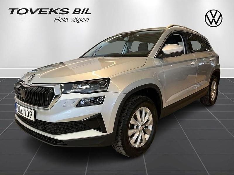 Silver Begagnad 2023 Skoda Karoq Style SUV | 299 900 kr (Marknadspris) - Bild 1/4