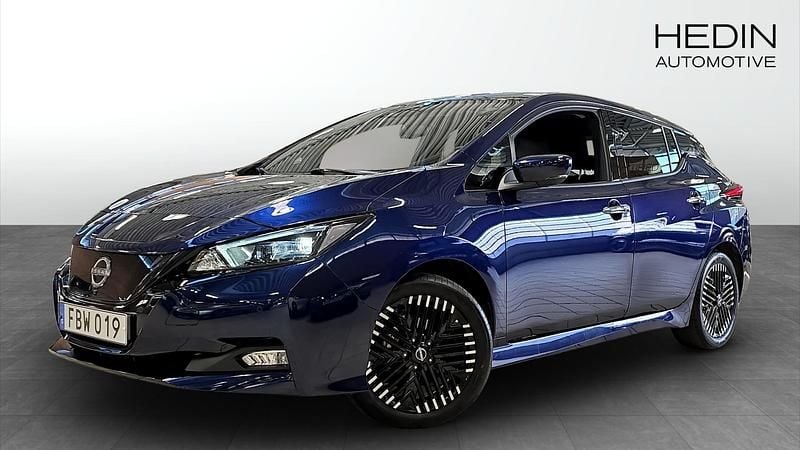 Mörkblå (blue) Begagnad 2022 Nissan Leaf N-Connecta Halvkombi | 184 900 kr (Marknadspris) - Bild 1/4