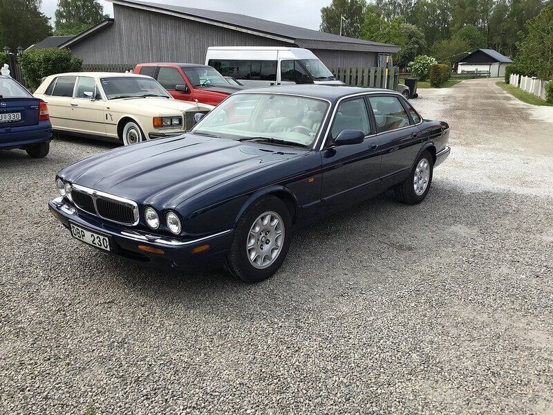Mörkblå Begagnad 1998 Jaguar XJ Executive Sedan | 89 000 kr - Bild 1/4