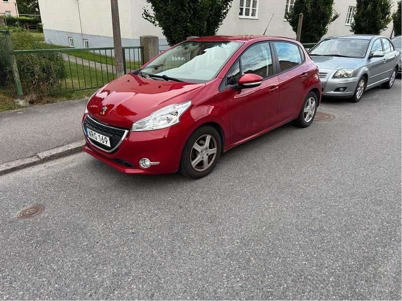 Röd Begagnad 2014 Peugeot 208 Halvkombi | 65 000 kr (Marknadspris) - Bild 1/4