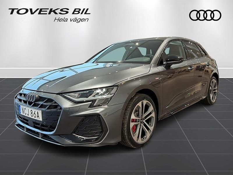 Grå Ny 2026 Audi A3 Sportback e-tron S-Line Halvkombi | 558 800 kr - Bild 1/4