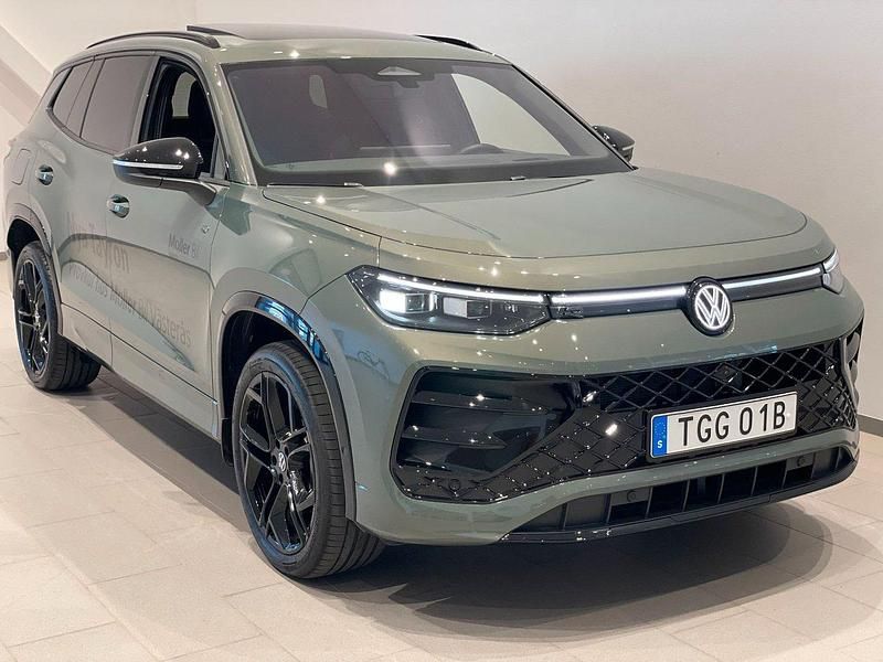 Grön Begagnad 2025 VW Tayron R-line SUV | 639 900 kr (Marknadspris) - Bild 1/4