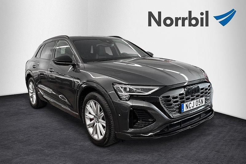 Grå Begagnad 2023 Audi Q8 e-tron S-Line SUV | 759 000 kr (Lite dyr) - Bild 1/4