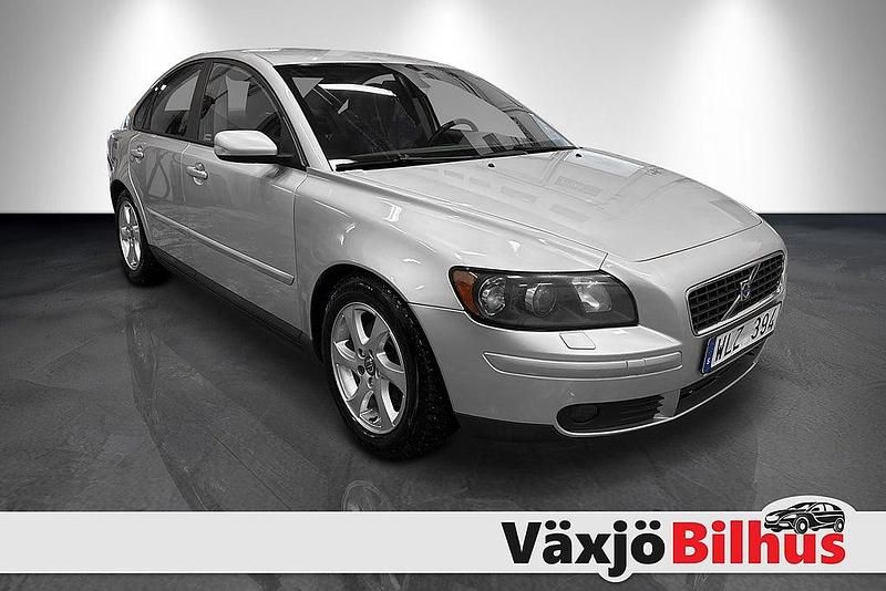 Grå Begagnad 2004 Volvo S40 Momentum Sedan | 34 900 kr (Marknadspris) - Bild 1/4