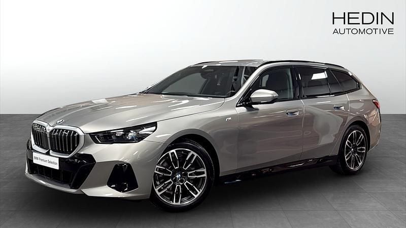 Grå Begagnad 2025 BMW 520 M Sport Kombi | 528 700 kr (Bra pris) - Bild 1/4