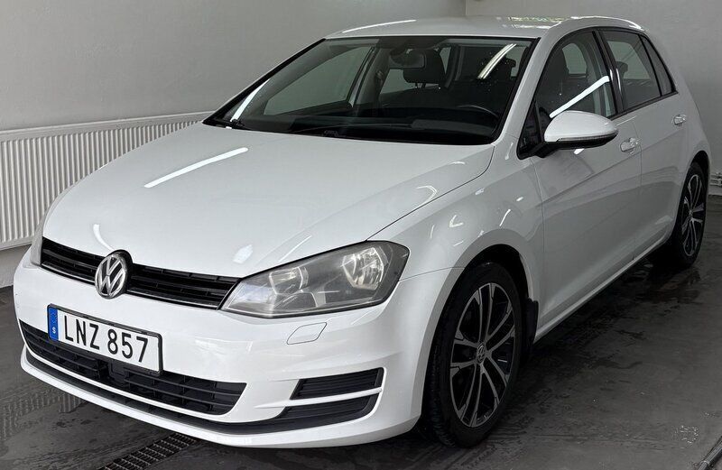 Vit Begagnad 2014 VW Golf VII Halvkombi | 84 900 kr (Marknadspris) - Bild 1/4