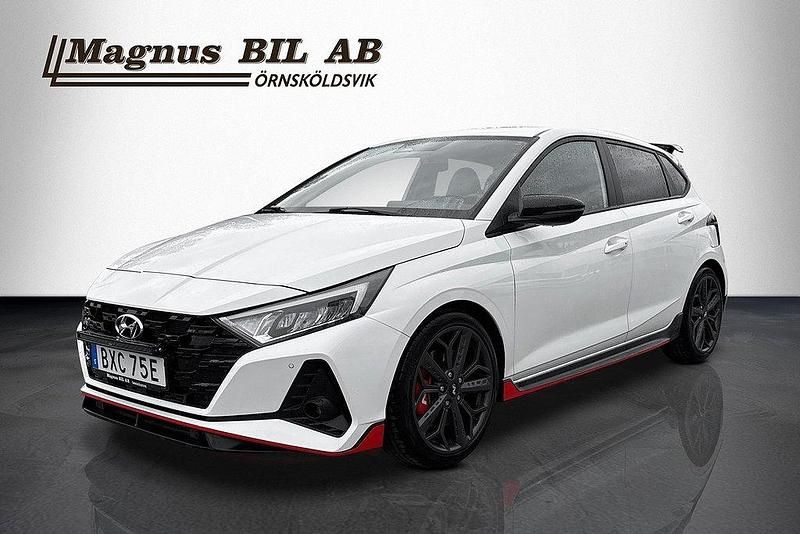 Vit Begagnad 2022 Hyundai i20 Halvkombi | 259 900 kr - Bild 1/4