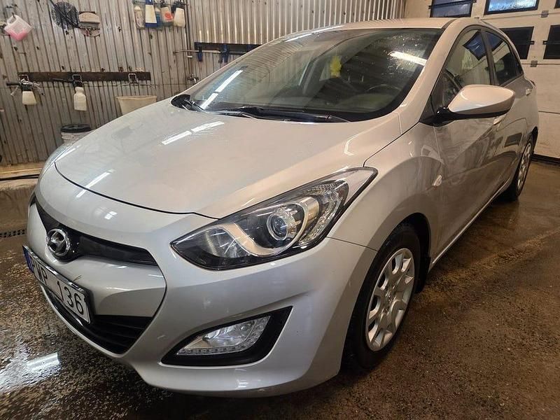 Begagnad Hyundai i30 110 HK (80 kW) 2012 Silver Halvkombi