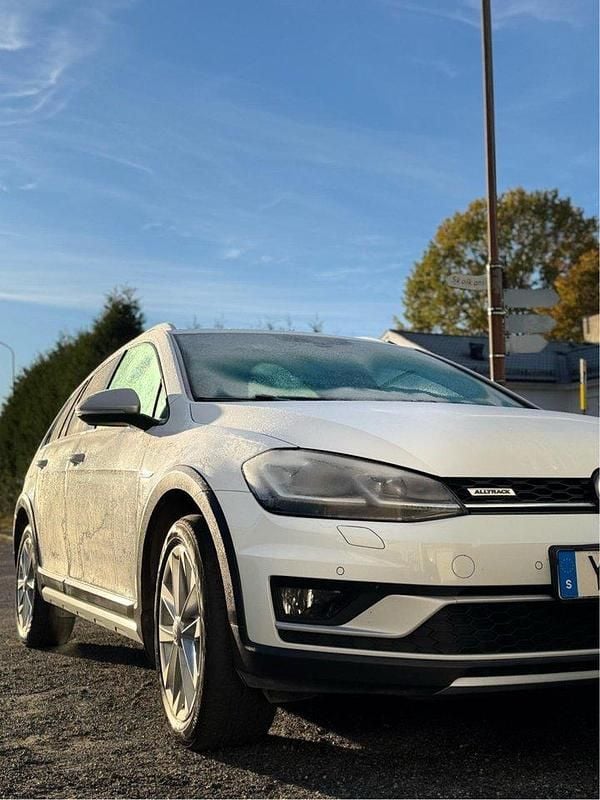 Vit Begagnad 2018 VW Golf Alltrack Kombi | 148 000 kr (Bra pris) - Bild 1/4