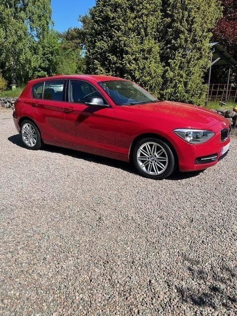 Röd Begagnad 2012 BMW 118 Sport Line Halvkombi | 85 000 kr (Marknadspris) - Bild 1/4