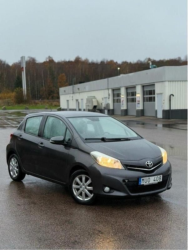 Grå Begagnad 2012 Toyota Yaris Active Halvkombi | 52 000 kr (Marknadspris) - Bild 1/4