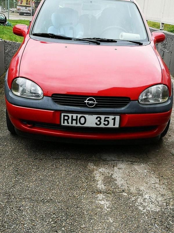 Röd Begagnad 2000 Opel Corsa Halvkombi | 17 000 kr - Bild 1/4