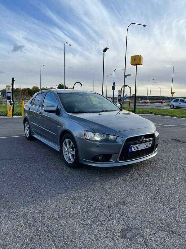 Grå Begagnad 2012 Mitsubishi Lancer Sportback Halvkombi | 44 900 kr (Marknadspris) - Bild 1/4
