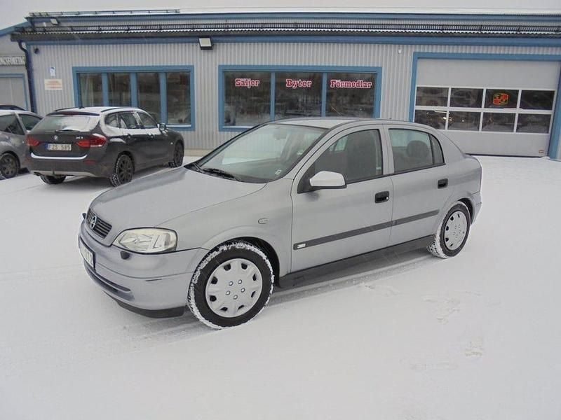 Grå Begagnad 2001 Opel Astra Halvkombi | 25 000 kr - Bild 1/4