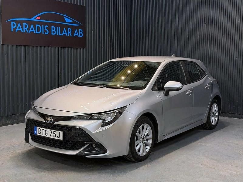 Silver Begagnad 2023 Toyota Corolla Hybrid Active Halvkombi | 209 900 kr (Marknadspris) - Bild 1/4