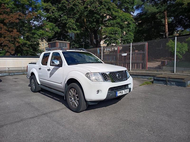 Vit Begagnad 2015 Nissan Navara Pickup | 220 000 kr (Marknadspris) - Bild 1/4