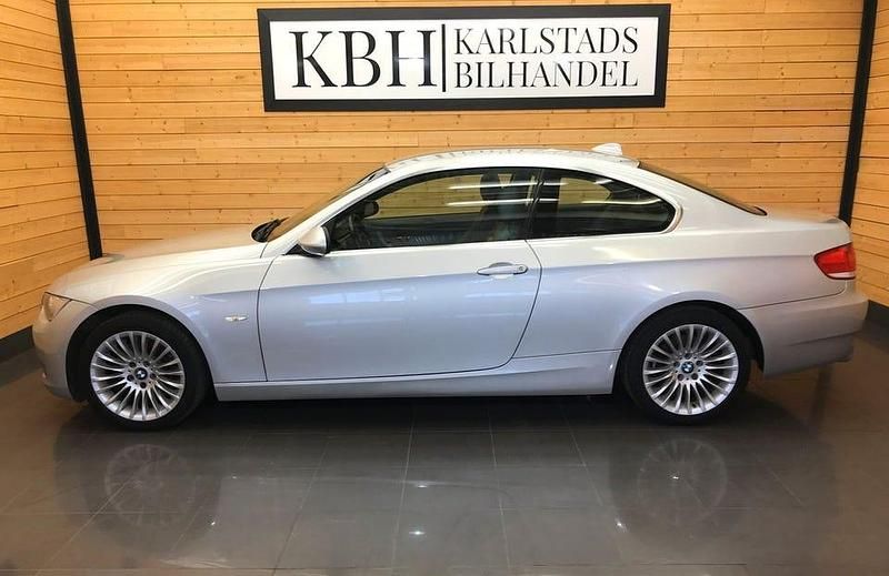 Ljusgrå (grå) Begagnad 2007 BMW 325 Comfort Edition Sportkupé | 74 900 kr (Marknadspris) - Bild 1/3