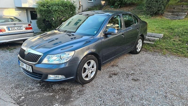 Mörkgrå (grå) Begagnad 2011 Skoda Octavia Elegance Halvkombi | 61 900 kr (Bra pris) - Bild 1/4