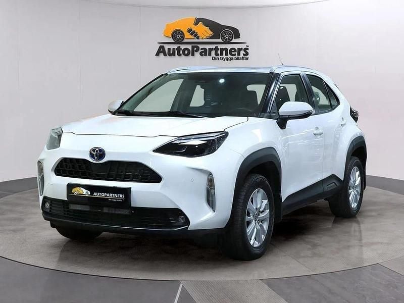 Vit Begagnad 2022 Toyota Yaris Hybrid Active | 198 900 kr (Bra pris) - Bild 1/4