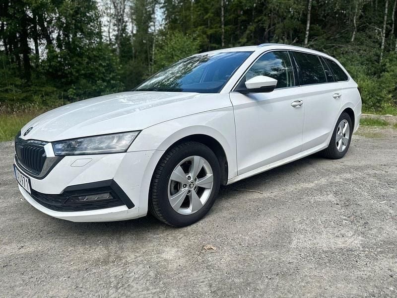 Röd (vit) Begagnad 2021 Skoda Octavia Kombi | 137 500 kr (Superpris) - Bild 1/4